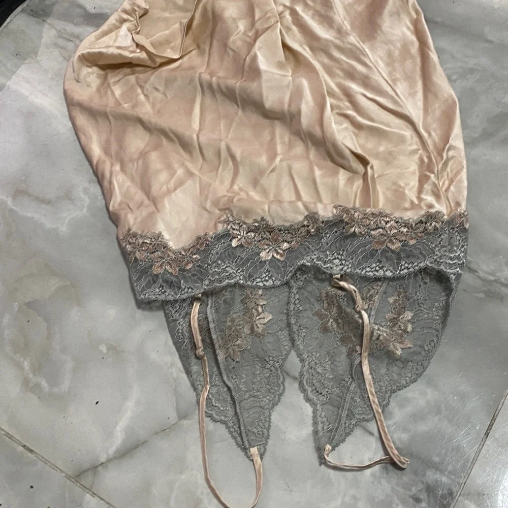 Elegant Lace Trim Chemise in Gray and Cream - Picture 3 of 5